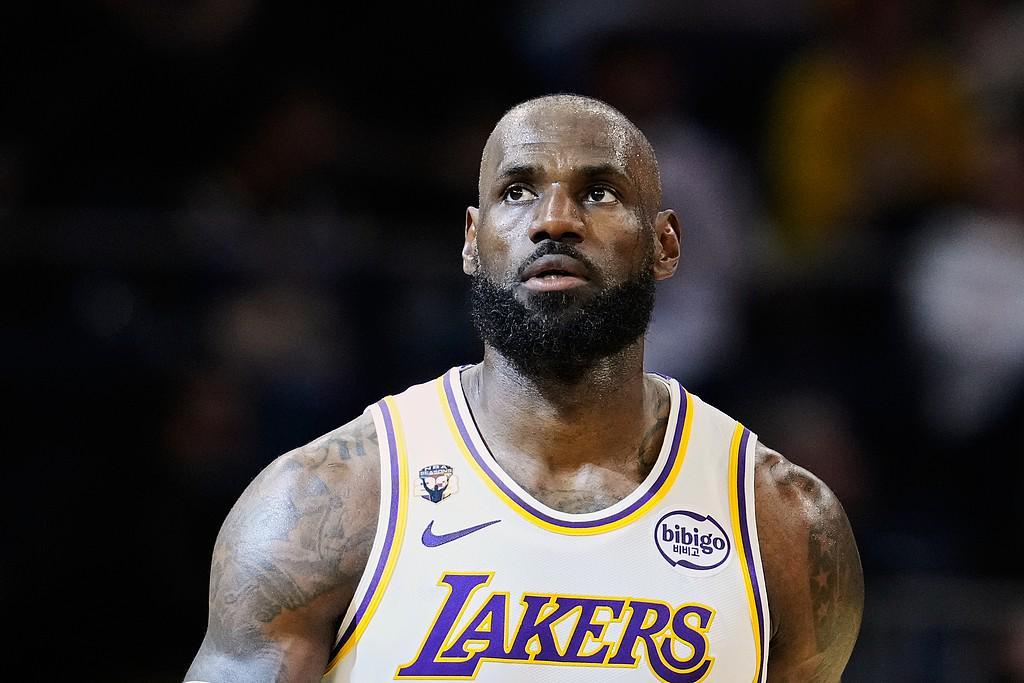 乐鱼leyu官方网站-微微发力，詹姆斯15投8中拿下24分，正负值+13